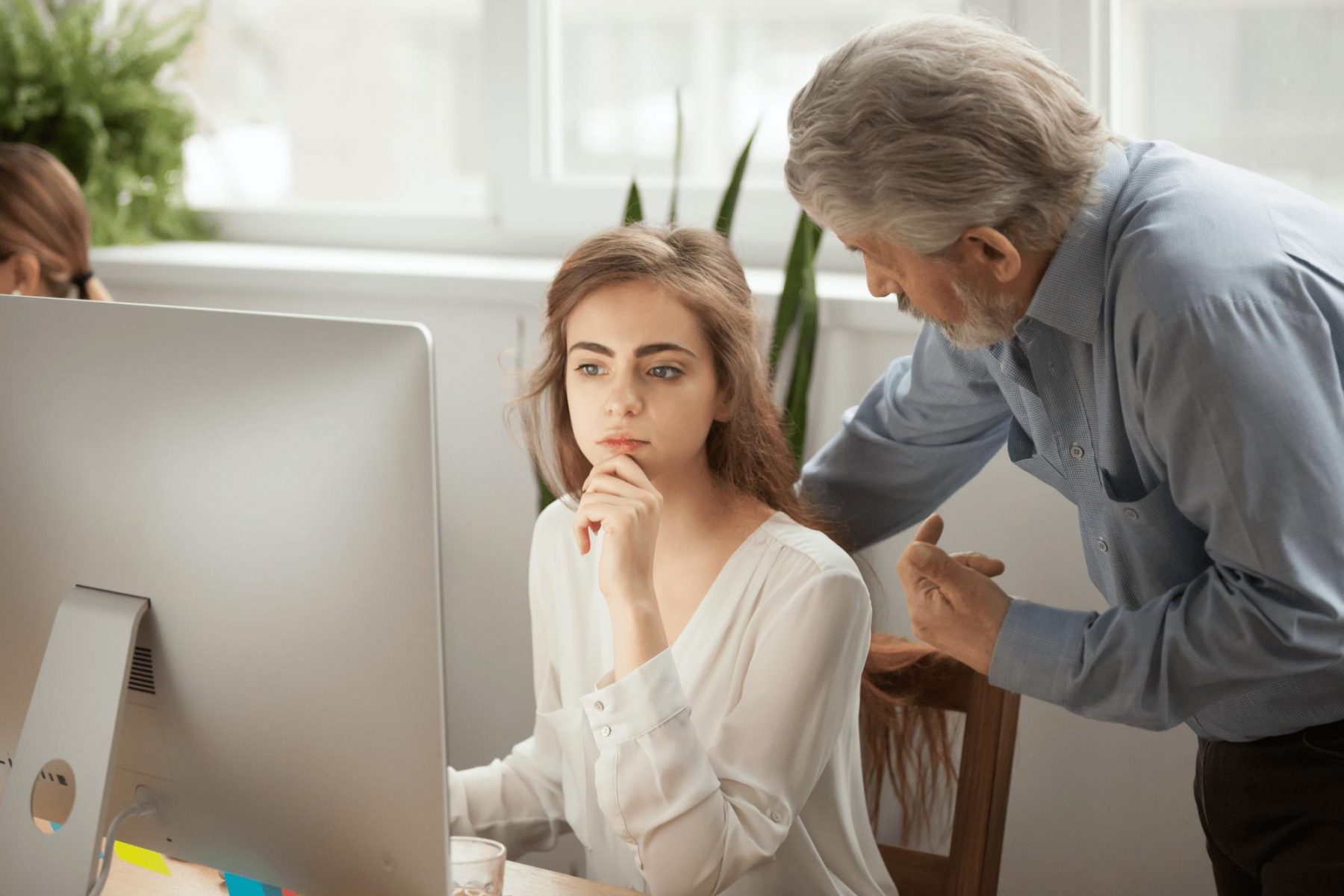 Ребенок сиит на горшке. Домашние дела мужик. Как приучить ребенка к самостоятельности. Уборка ребенка в комнате. Парень изучает профил девушки в стосетях.